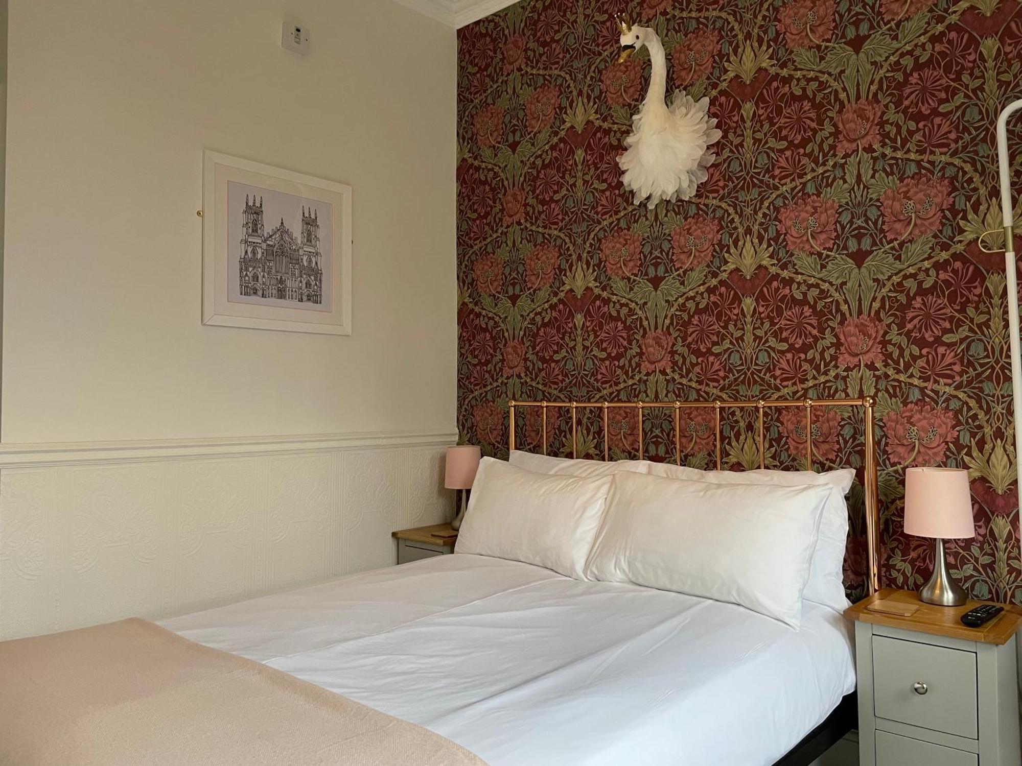 The Bishop And The Bison Bed & Breakfast - York — Photos 1